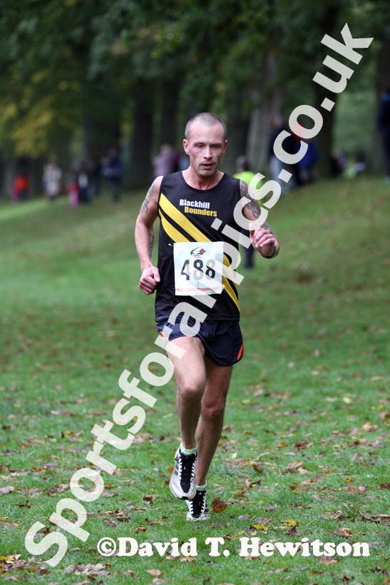 Patrick Duffy (Blackhill Bounders) in the Gibside Trail Race, Rowlands Gill. Photo: David T. Hewitson/Sports for All Pics
